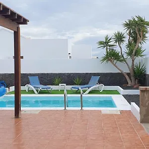 https://super-detached-private-villa-near-the-beach-heated-pool.in-canary-islands.com